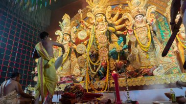 Howrah, Batı Bengal, Hindistan - 5 Ekim 2022: Hindu Rahip 'in tanrıça Durga' ya tapması, sinek çırpma fanı. Gece Ashtami puja aarati. Durga puja soyut, soyut bir kültür mirası..
