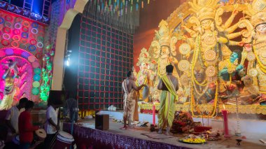 Howrah, Batı Bengal, Hindistan - 5 Ekim 2022: Puja pandalının içinde güzel dekore edilmiş Durga putuna tapılıyor. Durga Puja, tüm dünyada kutlanan en büyük Hinduizm festivali..