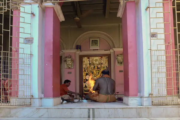 ウェストベンガル インド 2022年10月2日 ヒンドゥー教のピューリットは アシュタミ アナラティのために女神デュルガを崇拝するためにヤハナの火を起こします ヒンドゥー教の神聖なデュルガ プジャの儀式祭典 ヒンドゥー教の祭り — ストック写真