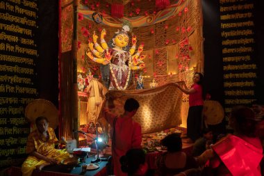 Howrah, Batı Bengal, Hindistan - 3 Ekim 2022: Hindu Purohit Tanrıça Durga 'ya Vog ile tapıyor, tanrıça için kutsal yemek sunuyor. Durga Puja ayini. Hinduizm 'in en büyük festivali.