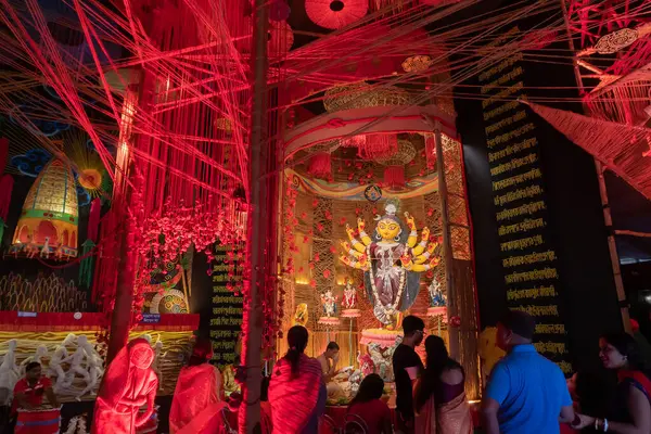Howrah, Batı Bengal, Hindistan - 3 Ekim 2022: Güzel dekore edilmiş Durga Puja pandalını ziyaret edenler. Durga putuna içeride tapılıyor. Durga Puja Hinduizm 'in en büyük festivali.