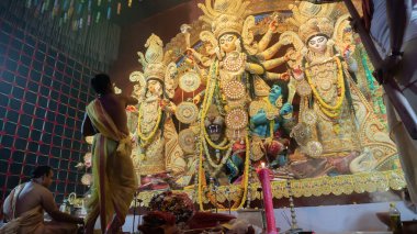 Howrah, Batı Bengal, Hindistan - 5 Ekim 2022: Hindu Rahip 'in tanrıça Durga' ya tapması, sinek çırpma fanı. Gece Ashtami puja aarati. Durga puja soyut, soyut bir kültür mirası..