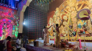 Howrah, Batı Bengal, Hindistan - 5 Ekim 2022: Puja pandalının içinde güzel dekore edilmiş Durga putuna tapılıyor. Durga Puja, tüm dünyada kutlanan en büyük Hinduizm festivali..