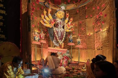 Howrah, Batı Bengal, Hindistan - 3 Ekim 2022: Hindu Purohit Durga 'ya Durga Puja pandalının içinde puja malzemeleriyle tapıyor. Durga Puja ayini. Hinduizm 'in en büyük festivali.