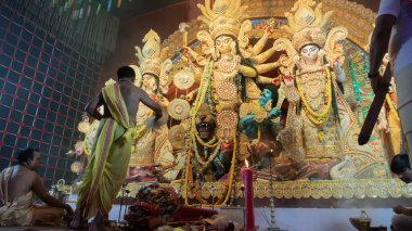Howrah, Batı Bengal, Hindistan - 5 Ekim 2022: Hindu Rahip 'in tanrıça Durga' ya tapması, sinek çırpma fanı. Gece Ashtami puja aarati. Durga puja soyut, soyut bir kültür mirası..