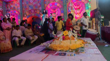 Howrah, Batı Bengal, Hindistan - 5 Ekim 2022: Vog şekerden yapılmış ve çiçeklerle süslenmiş, Tanrıça Durga 'ya sunulan kutsal yemek Durga Puja ayinini seyrediyor..