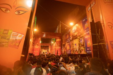 Kolkata, Batı Bengal, Hindistan - 4 Ekim 2022: Hindu fanatikler, Durga puja festivali gecesi pandalını ziyaret etmek için süslü ve aydınlık caddelerde bir araya geldiler. Durga puja, Hinduim 'in en büyük festivali..