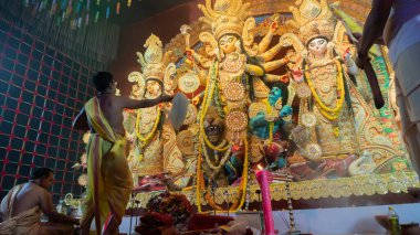 Howrah, Batı Bengal, Hindistan - 5 Ekim 2022: Hindu Rahip 'in tanrıça Durga' ya tapması, sinek çırpma fanı. Gece Ashtami puja aarati. Durga puja soyut, soyut bir kültür mirası..