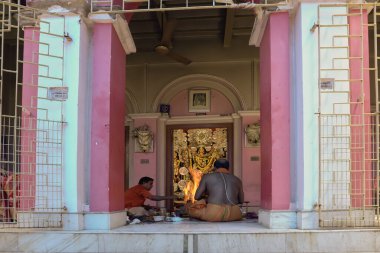 Howrah, Batı Bengal, Hindistan - 2 Ekim 2022: Hindu Purohit, Ashtami puja aarati için tanrıça Durga 'ya ibadet etmek için yajna ateşini yükseltti. Kutsal Durga Puja ayini Hinduizm festivali. Hinduizm Festivali.