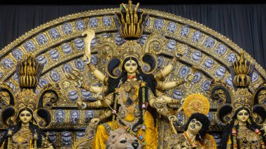 Howrah, Batı Bengal, Hindistan - 4 Ekim 2022: Puja pandalının içinde güzel dekore edilmiş Durga putuna tapılıyor. Durga Puja, tüm dünyada kutlanan en büyük Hinduizm festivali..