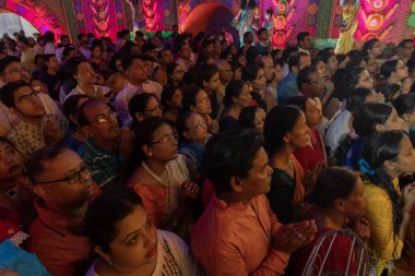 Howrah, Batı Bengal, Hindistan 4 Ekim 2022 'de Durga Puja Pandalı' nın içinde tanrıça Durga 'ya dua eden ve ona tapan Hindu dindarlar. Durga puja soyut, soyut bir kültür mirası..