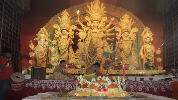 Howrah, Batı Bengal, Hindistan - 5 Ekim 2022: Vog, Tanrıça Durga 'ya verilen kutsal yemek, arka planda puja aranması. Durga Puja ritüeli. Hinduizm' in en büyük festivali..