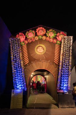 Howrah, Batı Bengal, Hindistan - 3 Ekim 2022: Durga Puja pandalını ziyaret edenler. Durga Puja Hinduizm 'in en büyük festivali. Bu Unesco 'nun soyut kültürel mirası..