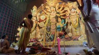 Howrah, Batı Bengal, Hindistan - 5 Ekim 2022: Hindu Rahip 'in tanrıça Durga' ya tapması, sinek çırpma fanı. Gece Ashtami puja aarati. Durga puja soyut, soyut bir kültür mirası..