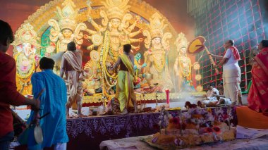 Howrah, Batı Bengal, Hindistan - 5 Ekim 2022: Dhaakis Tanrıça Durga 'ya tapmak için dhaaks çalarken, Tanrıça' ya Vog, kutsal tatlı yiyecekler sunuluyor. Puja pandalında kutsal bir Durga Puja ritüeli..