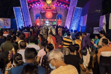 Howrah, Batı Bengal, Hindistan - 3 Ekim 2022: Takipçiler güzel dekore edilmiş Durga Puja pandalını ziyaret ettikleri için sıraya girdiler. Durga Puja Hinduizm 'in en büyük festivali. Bu Unesco 'nun soyut kültürel mirası..