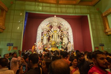 Kolkata, Batı Bengal, Hindistan - 4 Ekim 2022: Bagbazar sarbojonin puja pandalının içinde güzel dekore edilmiş Durga Puja idolü. Durga Puja, tüm dünyada kutlanan en büyük Hinduizm festivali..
