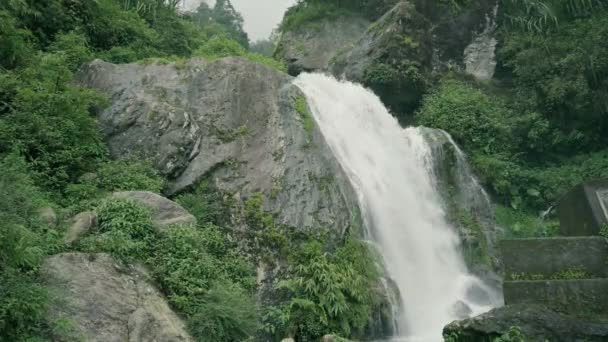 印度西孟加拉邦大吉岭喜马拉雅山Kurseong美丽的Paglajhora瀑布 马汉南达河流经马汉南达野生动物保护区 西里古里和贾勒皮古里的源头 — 图库视频影像