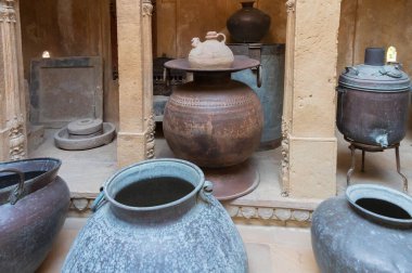 Jaisalmer, Rajasthan, Hindistan - 16 Ekim 2019: Eski mutfak, Antik Hindistan 'ın büyük zengin ailelerine yemek pişirmek için muazzam metalik kaplar. Patwon Ki Haveli Müzesi 'nde muhafaza edildi..