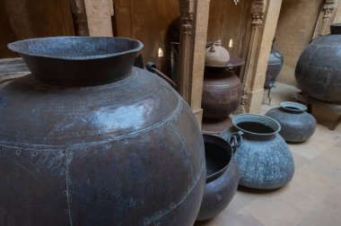Jaisalmer, Rajasthan, Hindistan - 16 Ekim 2019: Eski mutfak, Antik Hindistan 'ın büyük zengin ailelerine yemek pişirmek için muazzam metalik kaplar. Patwon Ki Haveli Müzesi 'nde muhafaza edildi..