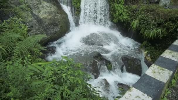 位于印度西孟加拉邦大吉岭喜马拉雅山Kurseong的Paglajhora瀑布的缓慢运动 Mahananda河流经Mahananda野生动物保护区 Siliguri和Jalpaiguri的源头 — 图库视频影像