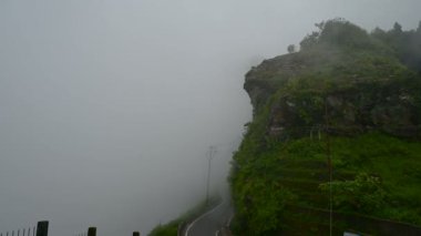 Himalayalar 'ın Darjeeling, Batı Bengal, Hindistan dağlarından geçen muson bulutlarının zaman klibi. Darjeeling, tepelerin kraliçesi ve yağmurlu mevsimde güzel yeşil tepeleri olan çok manzaralı bir yerdir..