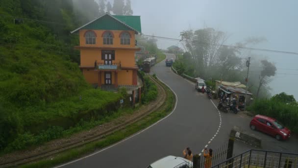 Darjeeling West Bengal India 2023년 10일 히말라야 도로의 곡선을 통과하는 — 비디오