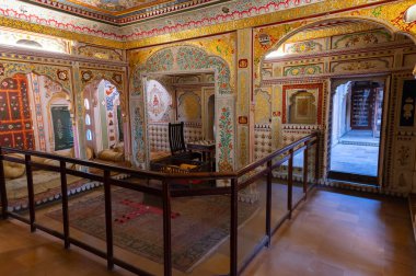 Jaisalmer, Rajasthan, Hindistan - 16 Ekim 2019: Eskiler 'e ait satranç ve paşayla oynanan oyun odası, dinlenmek için antika sandalyeler. Patwon ki Haveli Müzesinde muhafaza edildi,