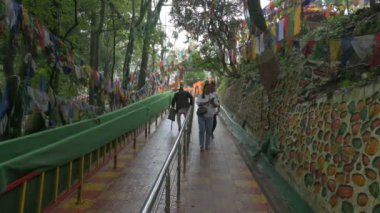 Darjeeling, Batı Bengal, Hindistan-11.08.2023: Mahakal Tapınağı ya da Mahakal Mandir 'deki Hindu tapınağı, Shiva' ya adanmış ve Hindu ve Budist dinlerinin barış içinde bir karışımıdır..
