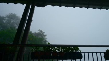 Himalayalar 'ın Darjeeling, Batı Bengal, Hindistan dağlarından geçen muson bulutlarının zaman klibi. Darjeeling tepelerin kraliçesi ve çok manzaralı yağmurlu yeşil tepeleri olan balkondan..