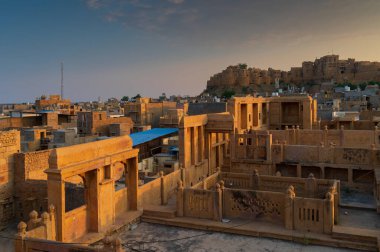 Jaisalmer, Rajasthan, Hindistan - 16 Ekim 2019: Patwon ki Haveli, antik saray ve UNESCO dünya mirası binasının çatısından Jaisalmer kentinin binalarının manzarası.