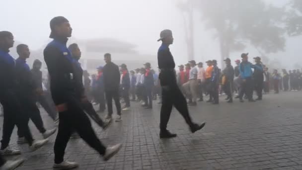 大吉岭 西孟加拉邦 2023年8月11日 学生学员在大吉岭购物中心走过 准备2023年8月15日的独立日庆祝活动 多雾的早晨 — 图库视频影像