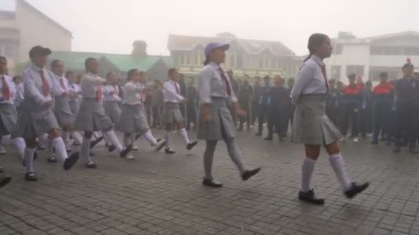 Darjeeling Westbengalen Indien 2023 Militärtraining Nebligen Morgen Schüler Marschieren Der — Stockvideo
