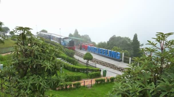 大吉岭 Darjeeling West Bengal India 2023 柴油玩具列车通过印度陆军纪念馆的巴特西亚环线 玩具火车 大吉岭喜马拉雅铁路的联合国教科文组织世界遗产 窄轨铁路 — 图库视频影像