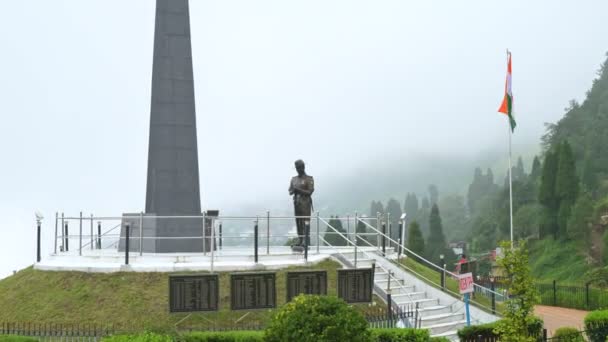 ダージリン 西ベンガル インド20 2023 バターシアループの有名な戦争記念碑で振る三色インドの旗の4Kビデオ 自由な戦いのインド軍の後期ゴルファ兵への記念 — ストック動画