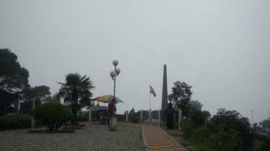 Darjeeling, West Bengal, India - 11.08.2023: 4K Darjeeling alışveriş merkezinde sağlık bilinci yerinde genç kadınların yaptığı grup egzersizlerinin videosu. Genç Himalaya yaşam tarzıyla spor kıyafetleriyle dans ediyor..