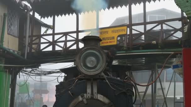 印度西孟加拉邦大吉岭 2023年8月21日 蒸汽发动机玩具列车在姑姆车站准备穿越喜马拉雅山 达吉岭喜马拉雅铁路历史名城联合国世界遗产 — 图库视频影像