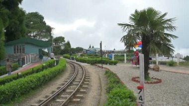 Darjeeling, Batı Bengal, Hindistan - 20.08.2023: Hint ordusunun anısına Batasia döngüsünden geçen ünlü Diesel Oyuncak treni. Darjeeling Himalaya Demiryolu 'nun Unesco dünya mirası oyuncak treni, dar gösterge..