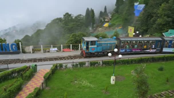 ダージリン 西ベンガル インド 2023 有名なディーゼルおもちゃ列車がバターシアループを通過し インド軍のゴルシャ兵の記念碑 ダージリン ヒマラヤン鉄道 — ストック動画