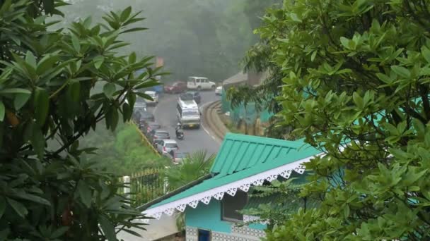 大吉岭 印度西孟加拉邦 208 2023 柴油玩具列车通过弯曲的喜马拉雅公路 大吉岭喜马拉雅山脉铁路狭窄的轨道交通季风云掠过绿树 — 图库视频影像