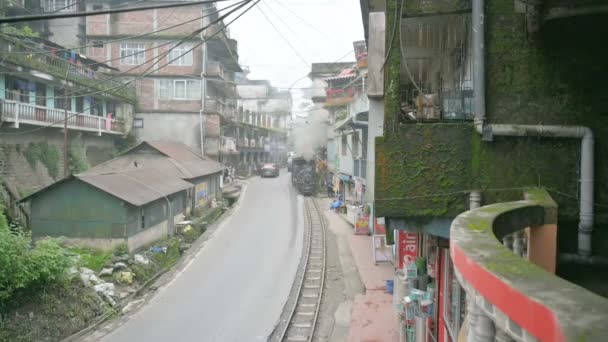 Darjeeling West Bengal India 2023 Ghum 히말라야 도로를 통과하는 장난감 — 비디오