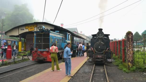Darjeeling 웨스트 2023 엔진과 장난감 열차는 Ghum 역에서 히말라야를 여행을 — 비디오