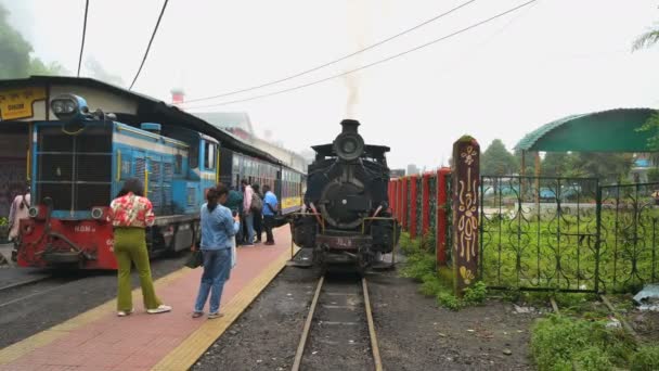 ダージリン 西ベンガル インド 2023 スチームエンジンとディーゼルトイレの列車は ヒマラヤ山脈を経由してガムステーションで準備されています ユネスコの世界遺産 ヒマラヤ鉄道 — ストック動画