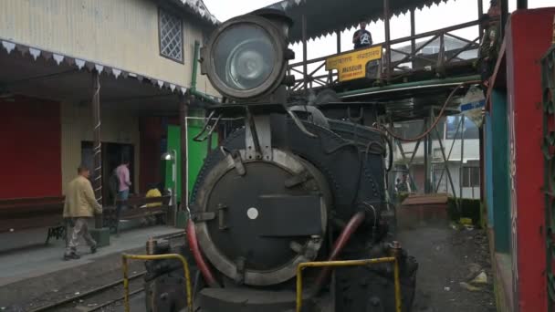 ダージリン 西ベンガル インド 2023 スチームエンジンおもちゃ列車は ヒマラヤを経由するために準備されています グムステーション 歴史あるユネスコの世界遺産 ヒマラヤ鉄道 — ストック動画