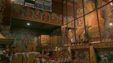 Darjeeling, Batı Bengal, Hindistan - 20.08.2023: Ghum Manastırı 'nın güzel manzarası. İzinle çekilmiş bir video. Buddist Manastırı içinde barışçıl, sakin ve dindar bir ortam.