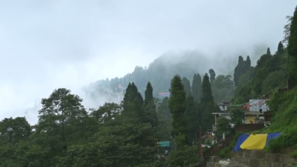 印度西孟加拉邦大吉岭 2023年8月20日 季风云经过喜马拉雅山的慢动作视频 大吉岭是山后 雨季有美丽的青山 风景十分优美 — 图库视频影像