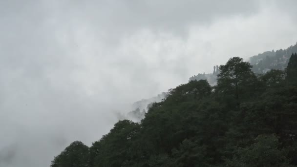 Video Rallentatore Nuvole Monsoniche Che Passano Sopra Montagne Himalayane Darjeeling — Video Stock