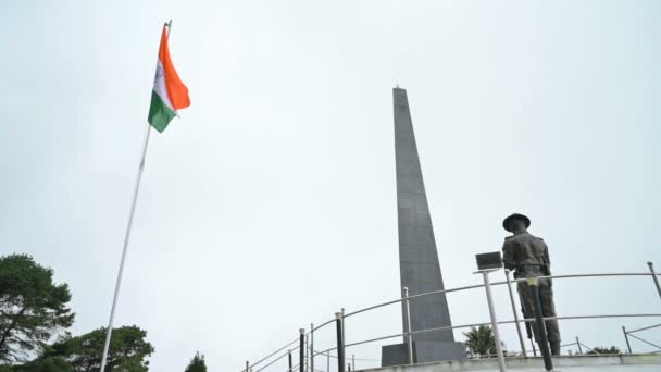 大吉岭 西孟加拉邦 西孟加拉邦 2023 三色印度国旗的慢动作视频 在纪念已故的戈尔卡族自由战斗战士的拜占庭战争纪念馆上挥动 — 图库视频影像