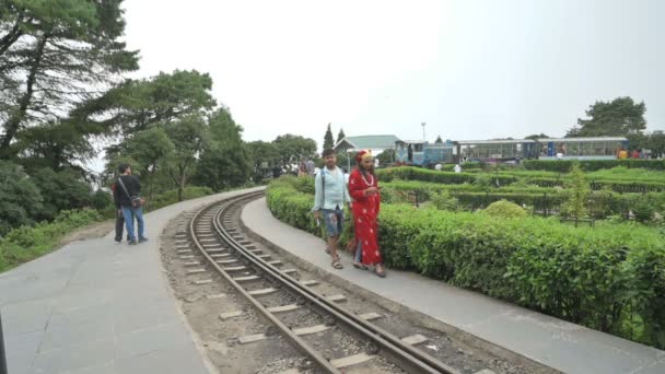Darjeeling Bengale Occidental Inde 2023 Vidéo Ralenti Touristes Vêtus Robe — Video
