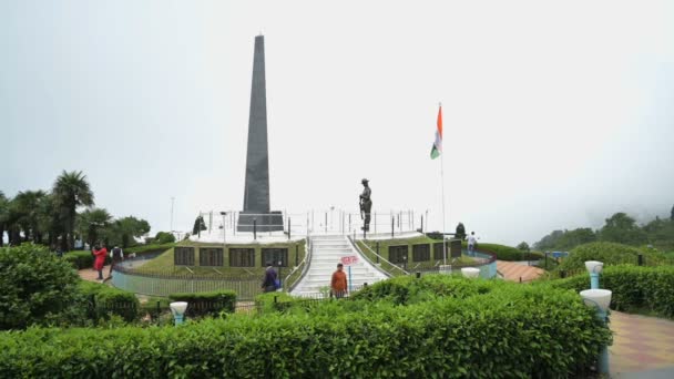 Darjeeling West Bengal India 2023 著名战争纪念馆Batasia Loop的慢镜头 纪念印度陆军Gorkha士兵 喜马拉雅季风的雾气和游客 — 图库视频影像